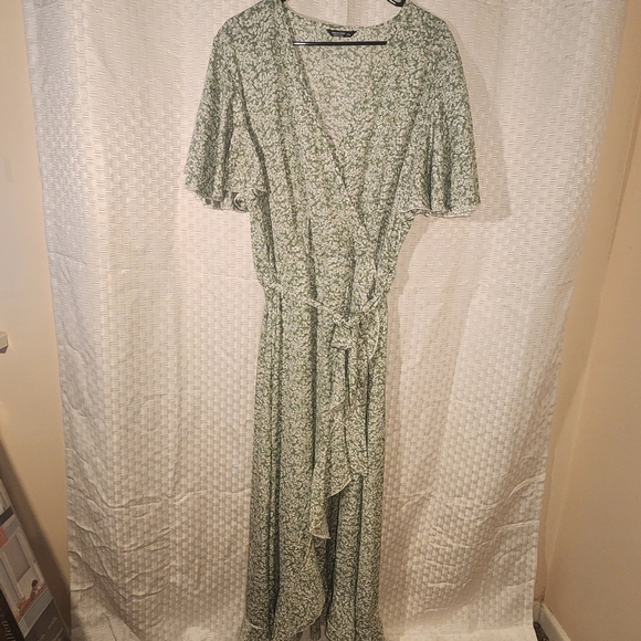5/$16 💓Floral Green Wrap Dress Romantic And Feminine - Picture 2 of 5